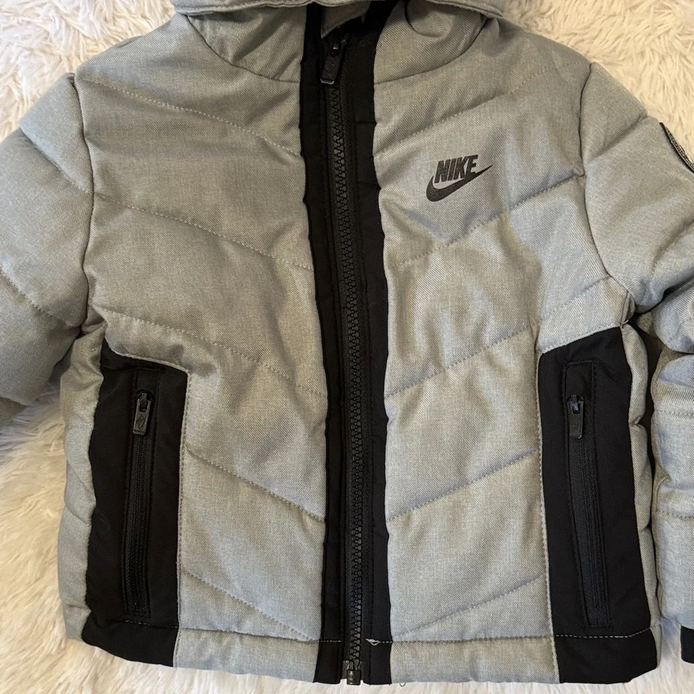 Nike Kids Light Gray Hooded Puffer Jacket with Black Accents